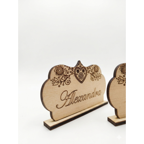 Drevené svadobné menovky s gravírovaným folklórnym srdcom a menom