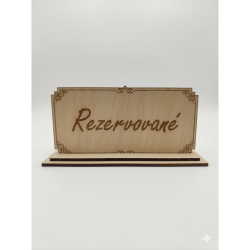 Elegantná drevená tabuľka "Rezervované" s ozdobným gravírovaním Elegantná drevená tabuľka "Rezervované" s ozdobným gravírovaním